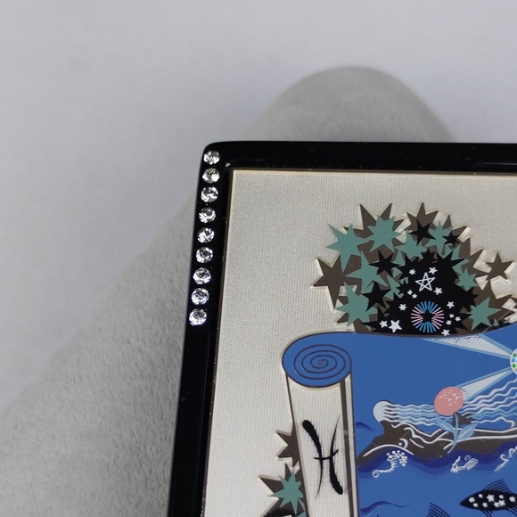 Estee Lauder Translucent Pressed Powder - Black and Silver Compact - Picture 10 of 16